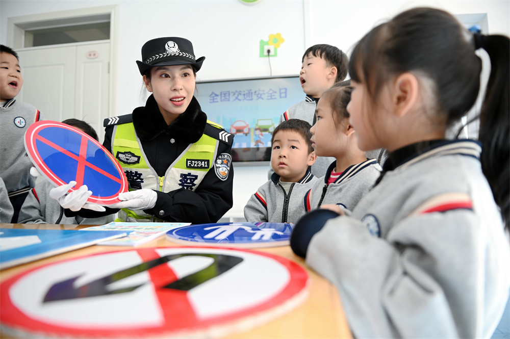 12月2日，在復興區(qū)第一幼兒園，民警教小朋友們辨識交通標志。周紹宗攝