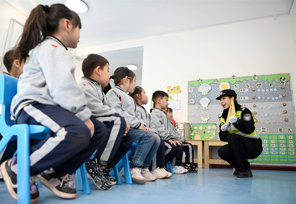 12月2日，在復興區(qū)第一幼兒園，民警教小朋友們辨識交通標志。周紹宗攝