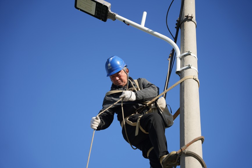 12月1日，在隆堯縣隆堯鎮(zhèn)西張村，電工正在安裝路燈。王雪攝