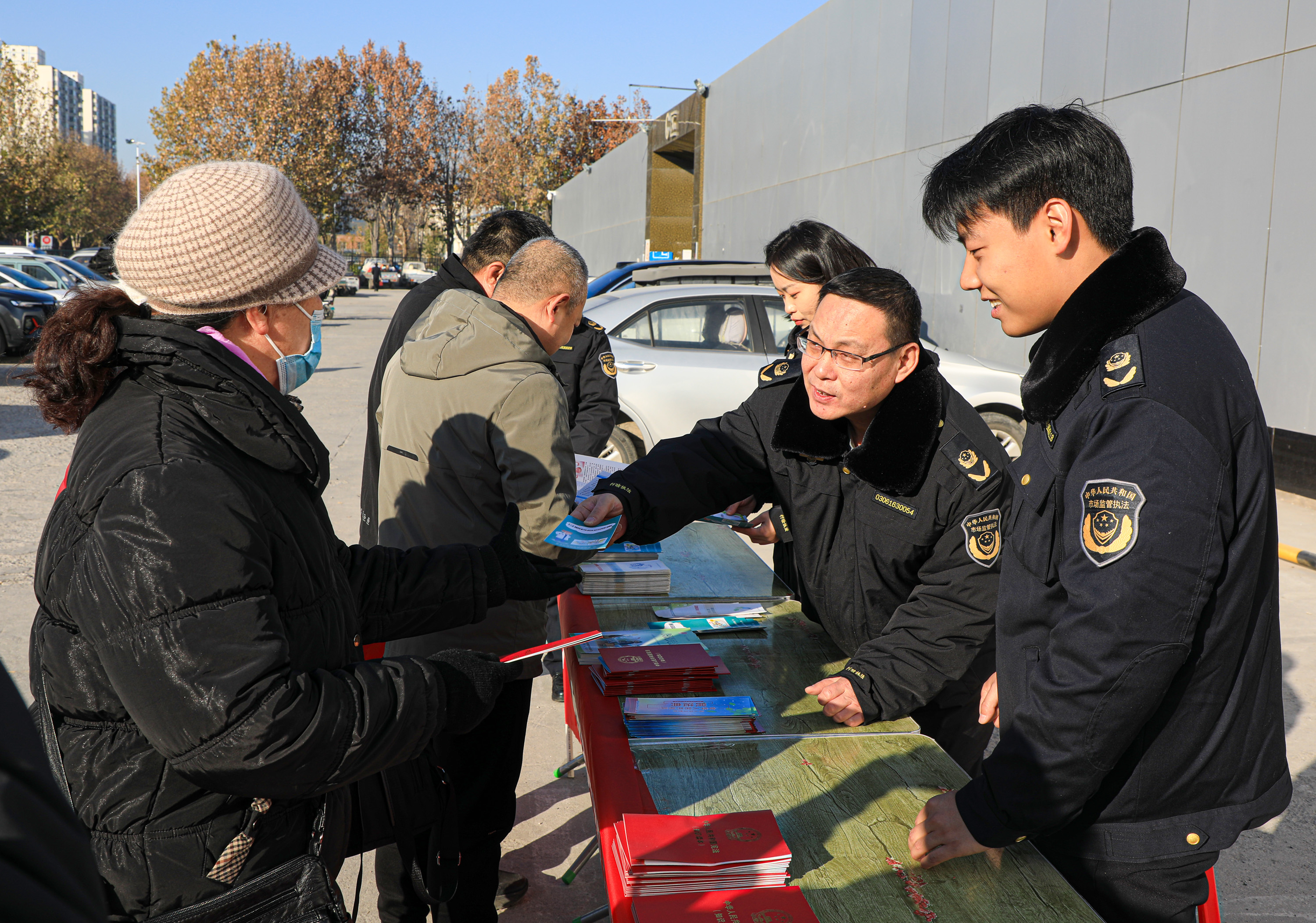 工作人員向市民普及憲法相關(guān)知識(shí)。田雨塵攝