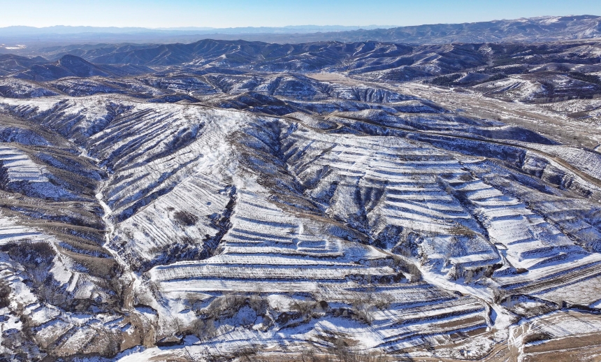 尚義縣崇山峻嶺被白雪覆蓋，呈現(xiàn)出一幅冬日美景。 武殿森攝