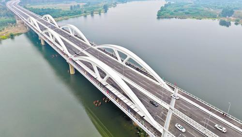 日前拍攝的廠通路潮白河大橋。該橋今年9月29日全線通車，是京津冀一體化發(fā)展的重點(diǎn)項目。 本報記者 史晟全攝