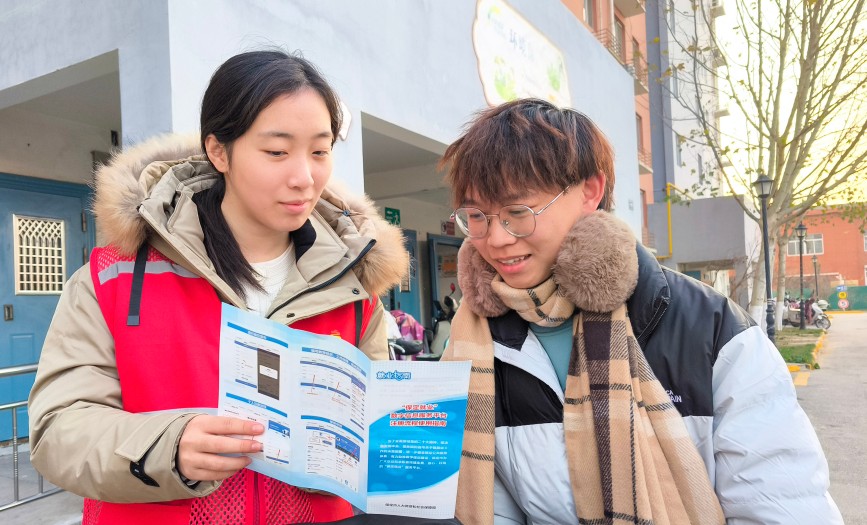 12月4日，在競(jìng)秀區(qū)中誠(chéng)晶典社區(qū)，社區(qū)工作人員耐心解答居民關(guān)于就業(yè)政策的問題。耿培軒攝