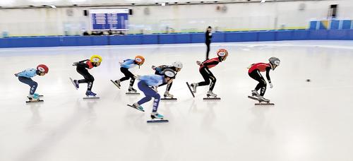 12月7日，河北省第五屆冰雪運(yùn)動(dòng)會(huì)短道速滑比賽社會(huì)組比賽現(xiàn)場(chǎng)。 本報(bào)記者 楊明靜攝