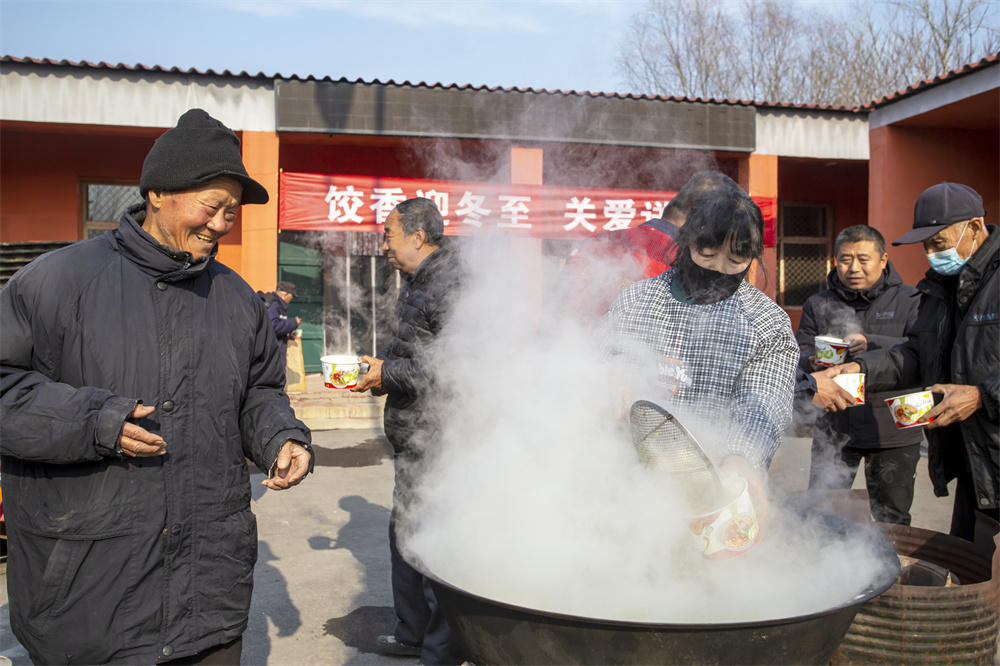 70歲以上的老人吃上了熱氣騰騰的餃子。聶長(zhǎng)青攝