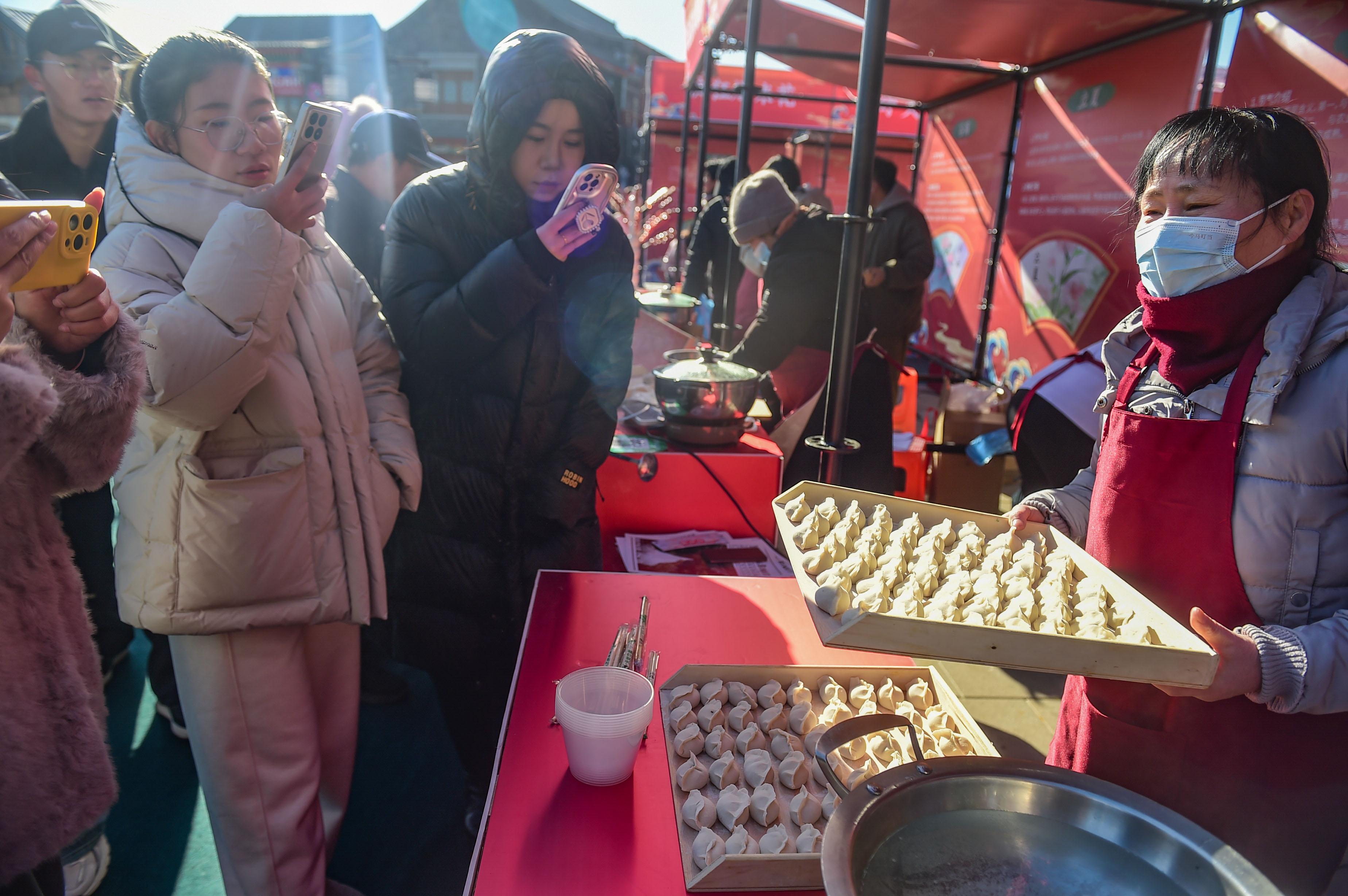 12月21日，“一陽來復(fù)·冬至福臨餃子文化藝術(shù)節(jié)”在滄州南川老街舉行。傅新春攝