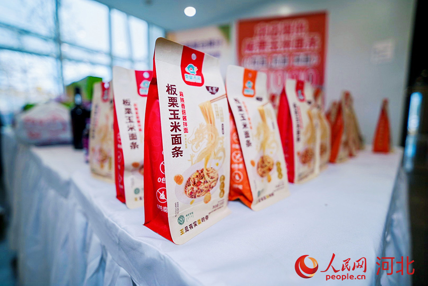 青龍板栗玉米面條產(chǎn)品展示。人民網(wǎng)記者 李兆民攝