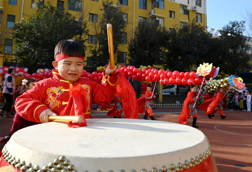 12月27日，河北省邯鄲市復(fù)興區(qū)第一幼兒園的小朋友在進(jìn)行民俗表演。周紹宗攝