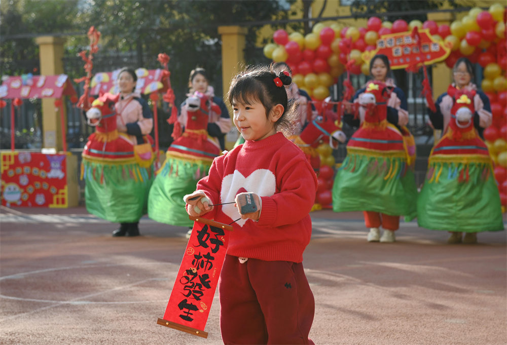 12月27日，河北省邯鄲市復(fù)興區(qū)第一幼兒園的老師和小朋友在進(jìn)行民俗表演。周紹宗攝 