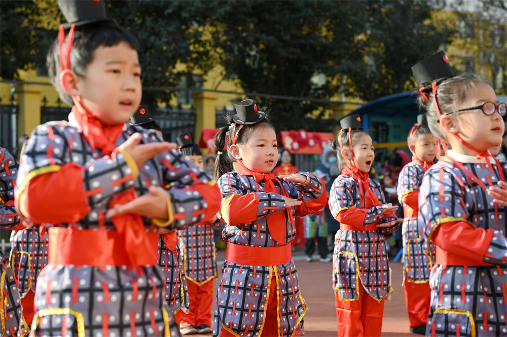 12月27日，河北省邯鄲市復(fù)興區(qū)第一幼兒園的小朋友在進(jìn)行成語(yǔ)舞臺(tái)劇表演。周紹宗攝