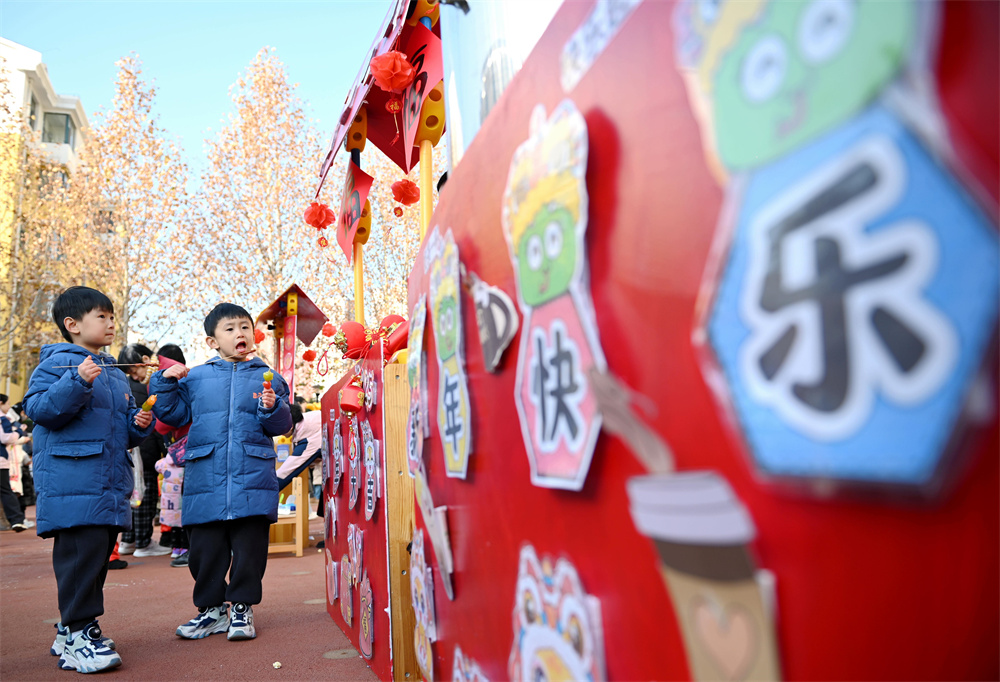 12月27日，河北省邯鄲市復(fù)興區(qū)第一幼兒園的小朋友在親子逛廟會(huì)活動(dòng)中品嘗美食。周紹宗攝