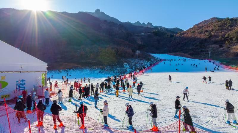 滑雪愛好者在秦皇島天女小鎮(zhèn)滑雪場滑雪。伊建華攝