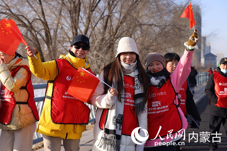 市民徒步迎接新年。人民網(wǎng)記者 富麗娟攝