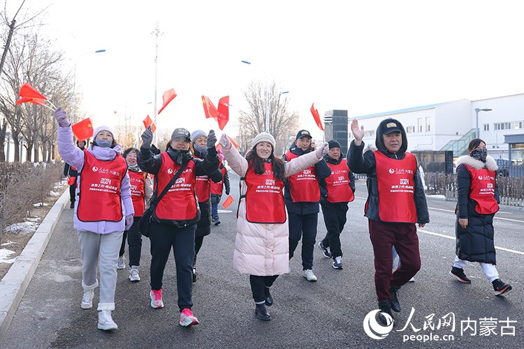 市民徒步迎接新年。人民網(wǎng)記者 劉藝琳攝