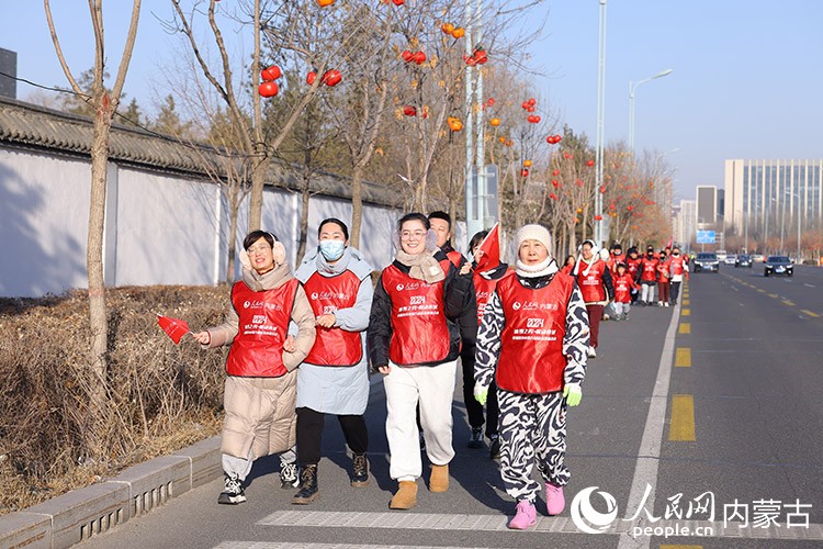 市民徒步迎接新年。人民網(wǎng)記者 寇雅楠攝