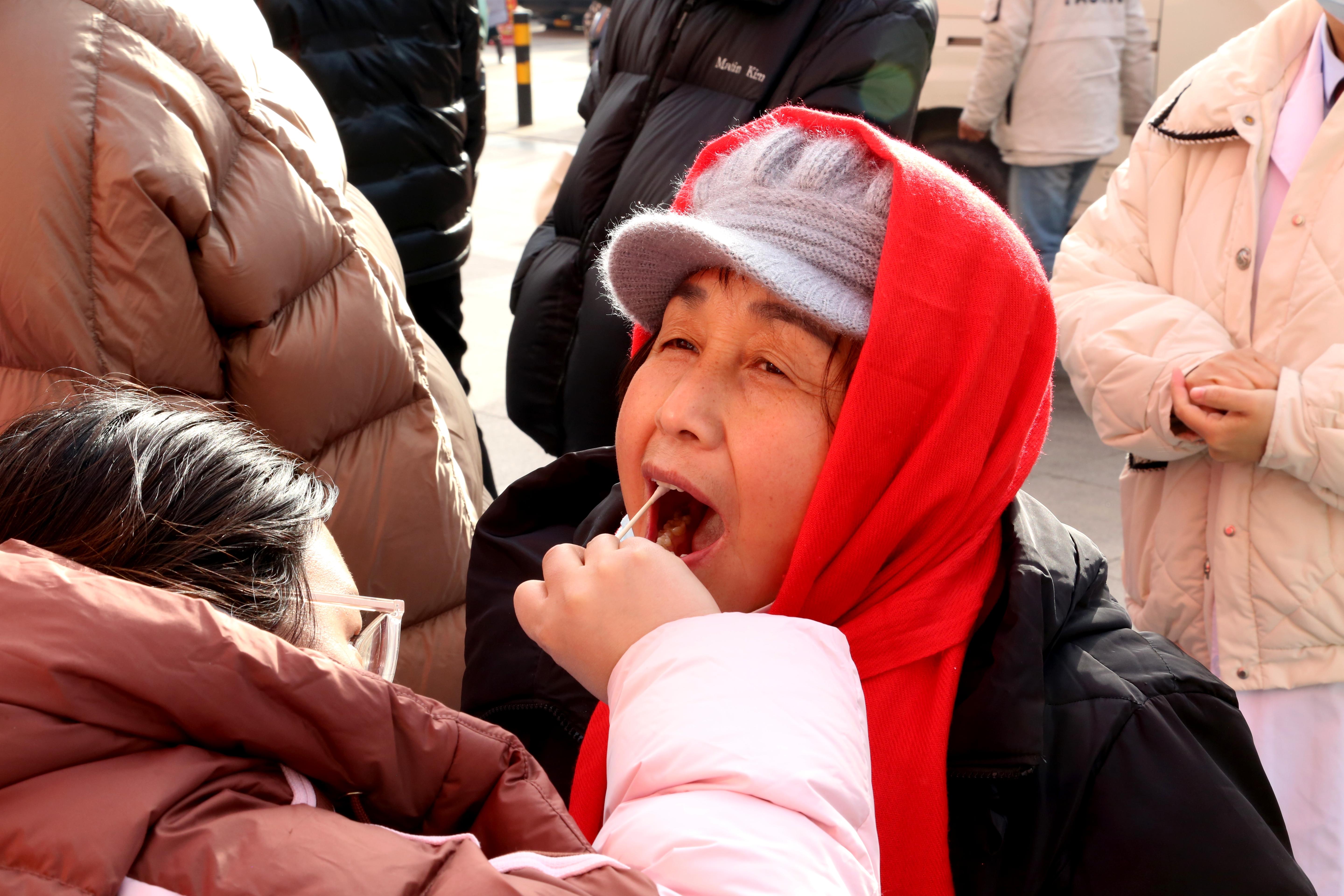 醫(yī)護(hù)人員為居民提供口腔檢查服務(wù)。趙雪聰攝