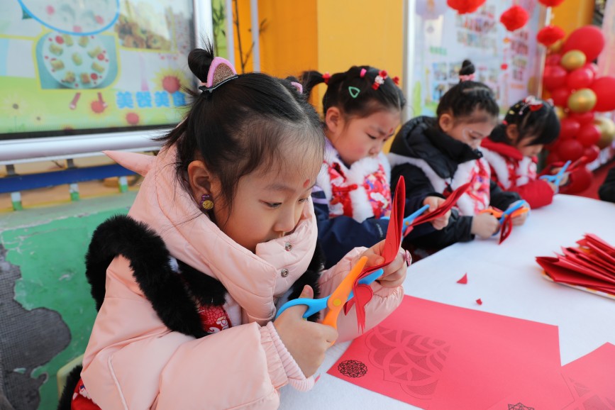 1月7日，滄縣幼兒園的孩子們?cè)诩舾Ｗ?。田博攝