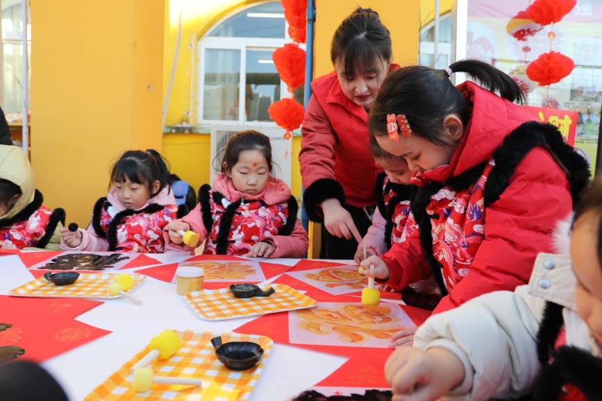 1月7日，滄縣幼兒園的孩子們?cè)谕赜「Ｗ?。田博攝