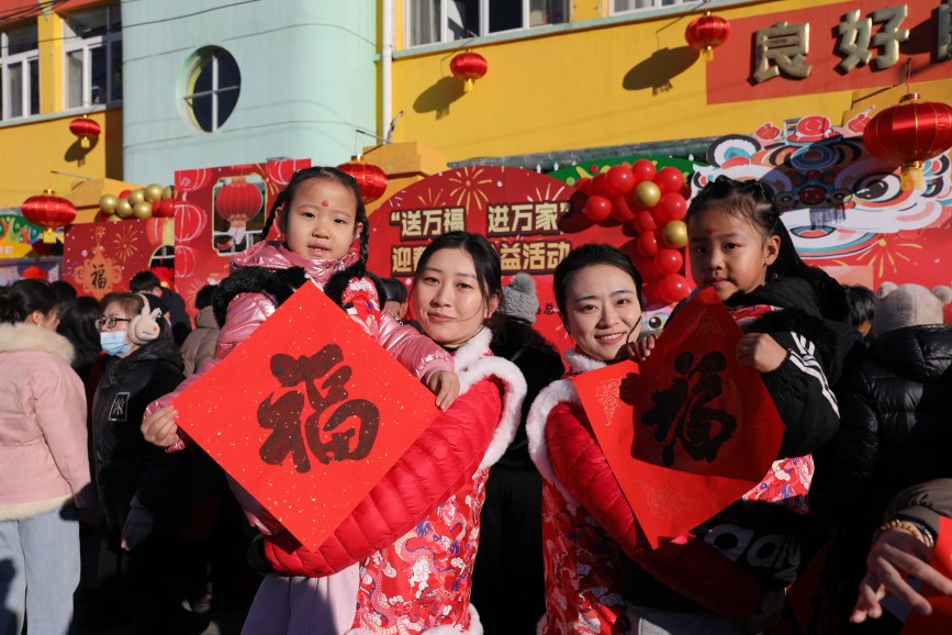 1月7日，幼兒園的孩子們在展示福字。田博攝