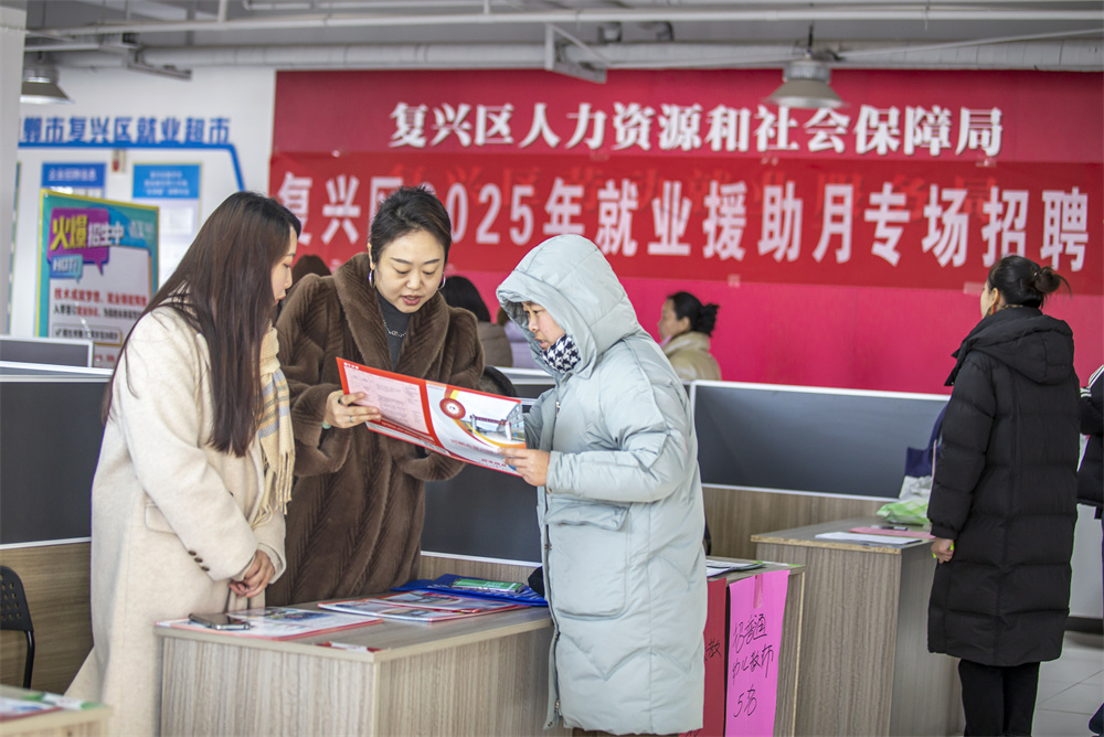 1月7日，就業(yè)人員在河北省邯鄲市復興區(qū)人力資源服務產業(yè)園招聘臺前咨詢。聶長青攝