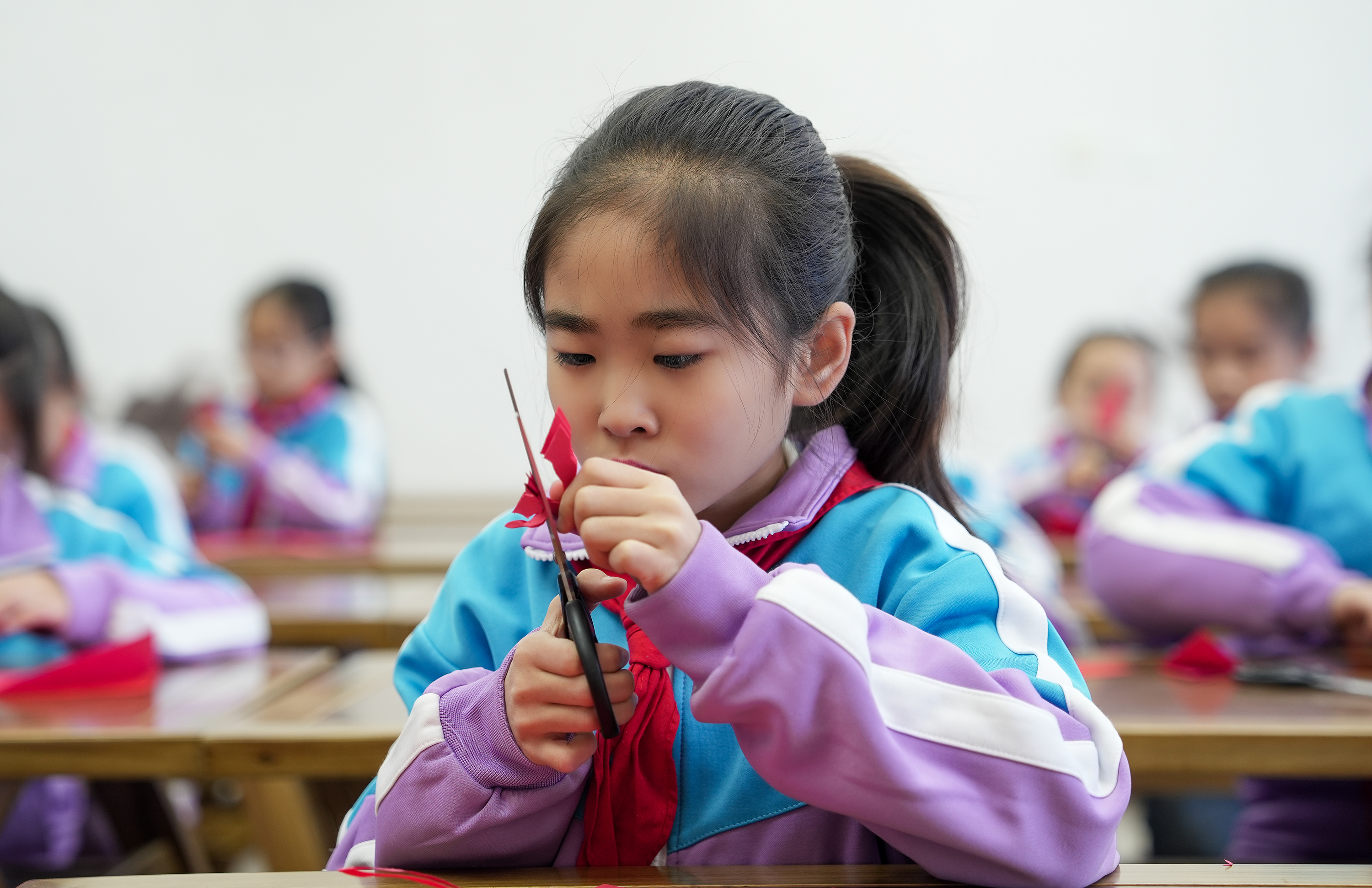 高陽縣西街小學剪窗花現(xiàn)場。常繼德攝