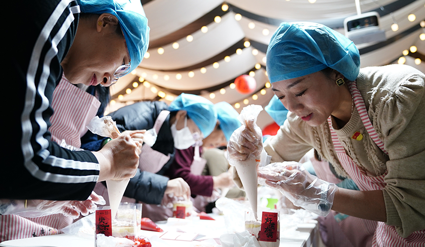 1月9日，白溝新城婦女代表認(rèn)真學(xué)習(xí)西式面點(diǎn)制作。孫珞瑜攝