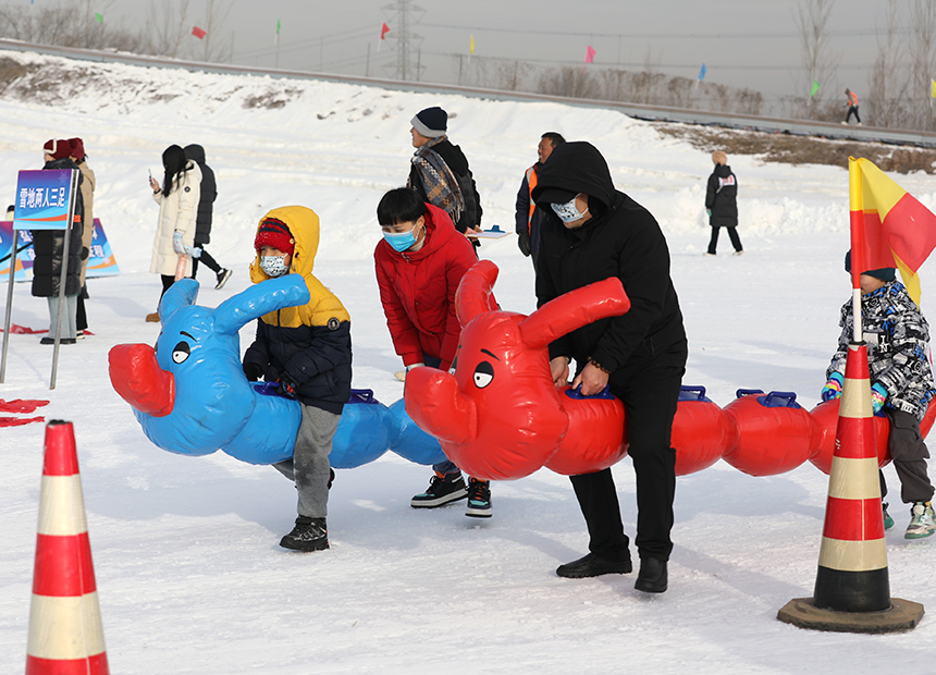 1月10日，小朋友與家長(zhǎng)在參與雪地毛毛蟲趣味活動(dòng)。田博攝