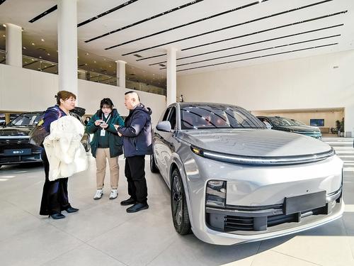 1月12日，消費(fèi)者在石家莊長安汽車園一家汽車4S店選購新能源汽車。本報(bào)記者 田 明攝