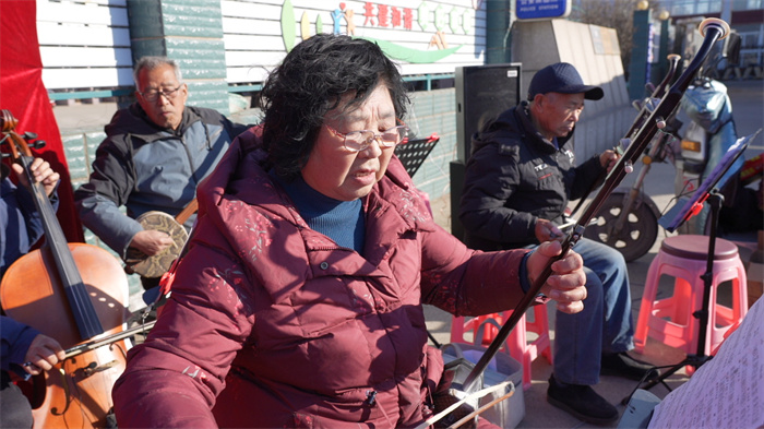 遷安市蔡園戲迷協(xié)會的會員在集市上位群眾演出。郭強攝