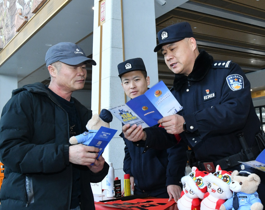 1月14日，京滬鐵路滄州站派出所民警向旅客做安全意識(shí)防護(hù)宣傳。苑立偉攝