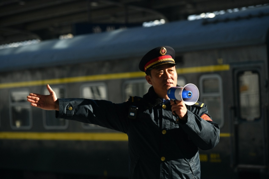 1月14日，在京滬鐵路滄州站，工作人員在站臺(tái)引導(dǎo)旅客乘車。苑立偉攝