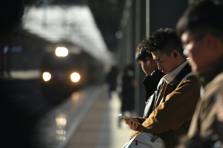 1月14日，在京滬鐵路滄州站，旅客等待火車進(jìn)站。苑立偉攝