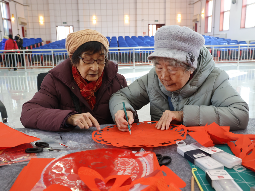 社區(qū)居民設(shè)計(jì)、創(chuàng)作窗花作品。劉靈軍攝