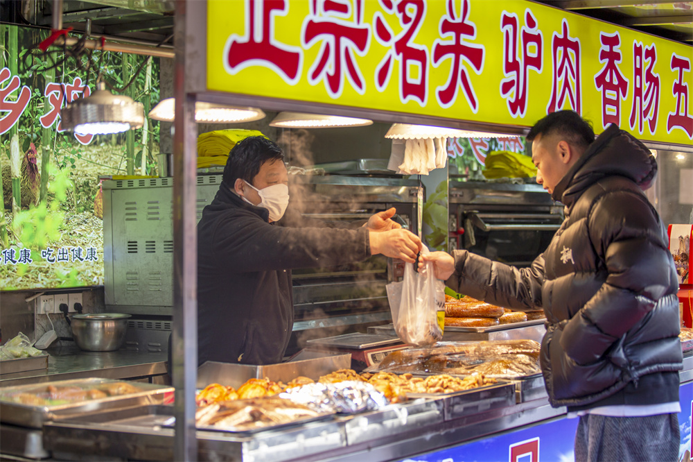 1月16日，河北省邯鄲市復(fù)興商貿(mào)城人頭攢動，熱鬧非凡，市民正在采買選購年貨。聶長青攝