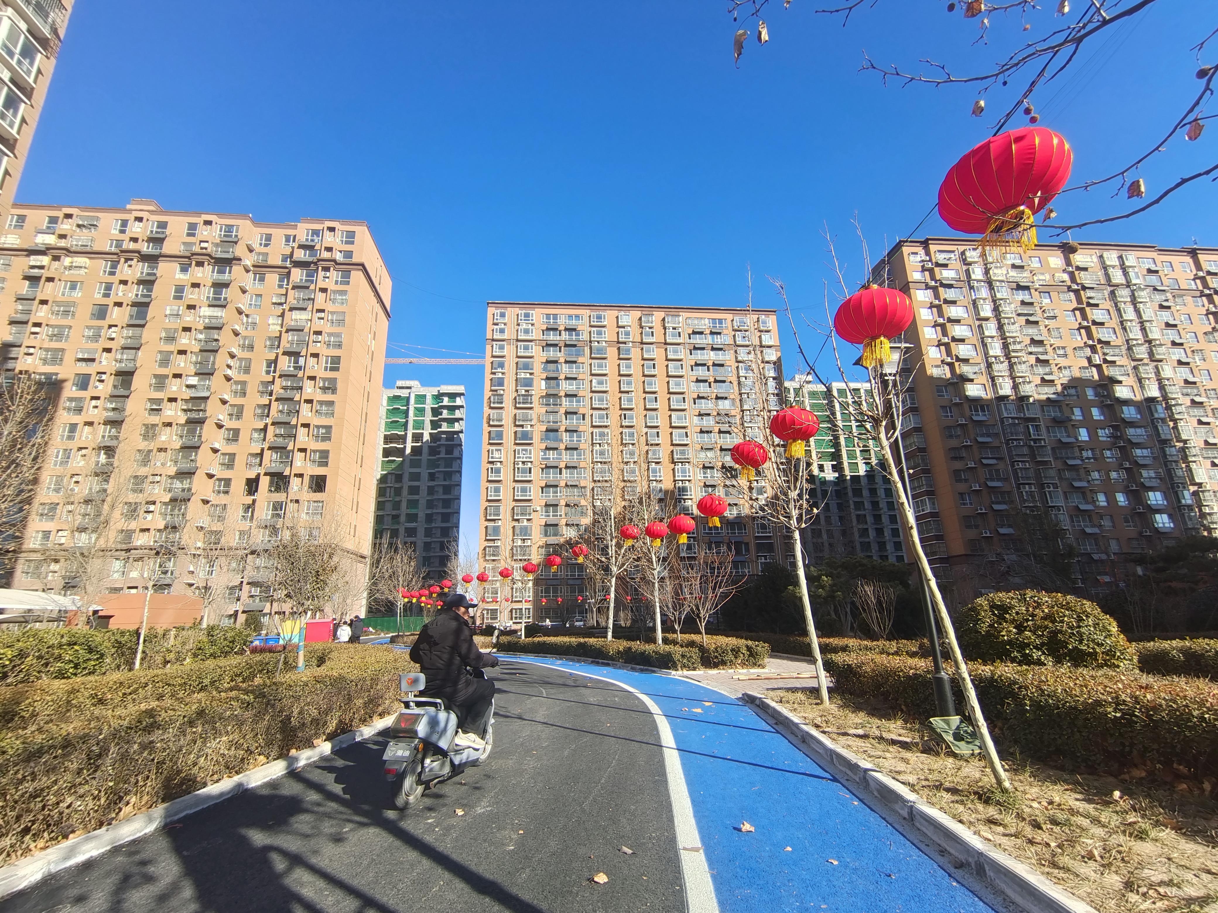 小區(qū)道路全部鋪上了瀝青，大紅燈籠高高掛起。霍飛飛攝