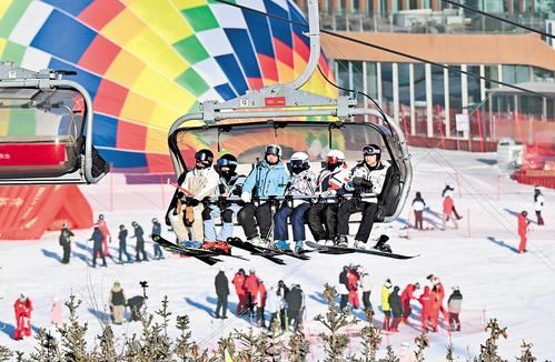 1月4日，游客在張家口崇禮富龍滑雪場乘坐纜車前往雪道起點。本報記者 張 昊攝