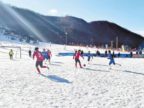 圖為1月7日，河北省第五屆冰雪運(yùn)動(dòng)會(huì)雪地足球比賽現(xiàn)場(chǎng)。本報(bào)記者 楊明靜攝