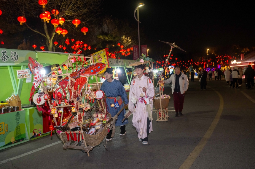 河北省唐山市南湖旅游景區(qū)，身著古裝的工作人員在現(xiàn)場為游客服務(wù)。趙杰攝