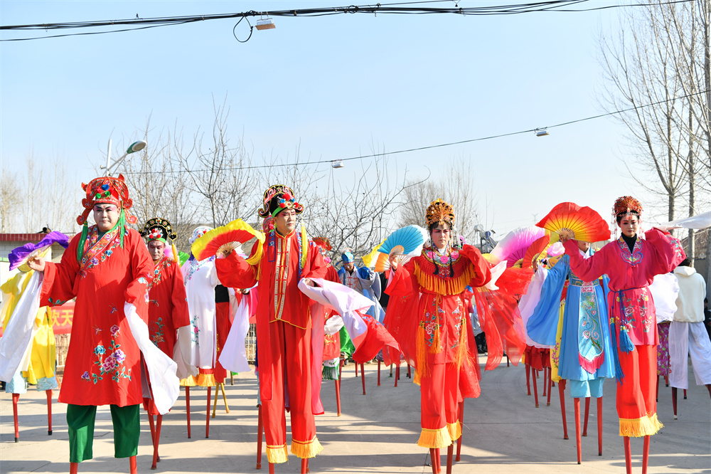 1月22日下午，高蹺秧歌在遷安市閻家店鎮(zhèn)李姑店村精彩開演。張澤慧攝