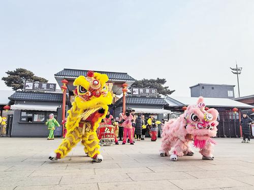 2月2日，山海關(guān)古城年博會(huì)舉行秧歌拉街活動(dòng)，圖為非遺舞獅表演。本報(bào)記者 張 輝攝