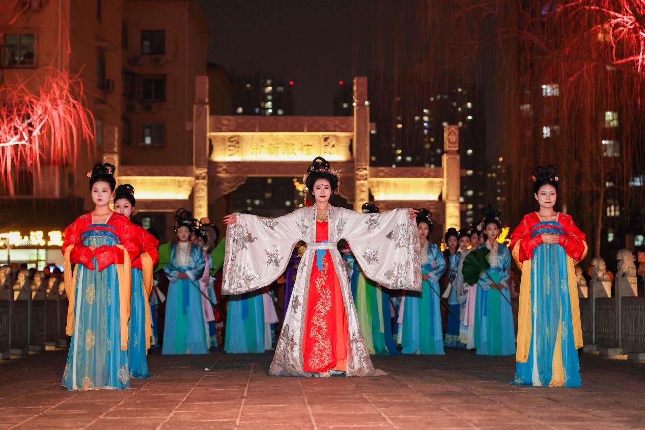 《綺夢(mèng)華裳》服飾走秀。邯鄲建投股權(quán)服務(wù)有限公司供圖