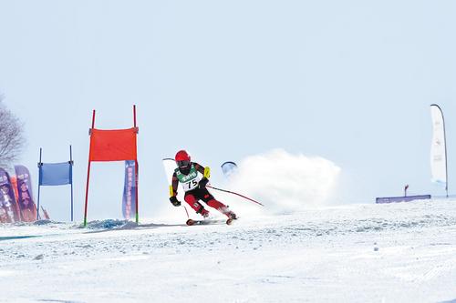 2月15日，參賽選手在第一屆京張青少年高山滑雪爭霸賽上。王科峰攝