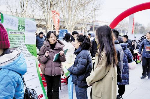 2月27日，石家莊市橋西區(qū)2025年“春風行動”招聘會現(xiàn)場，招聘企業(yè)工作人員向求職者介紹崗位情況。 本報記者 魏雨攝