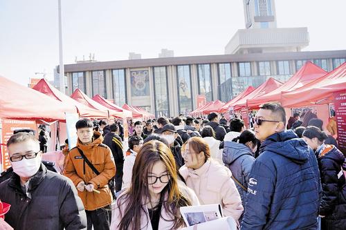 2月26日，京津冀勞務協(xié)作聯(lián)合招聘活動在石家莊解放廣場舉行。圖為招聘會現(xiàn)場。 本報記者 魏雨攝