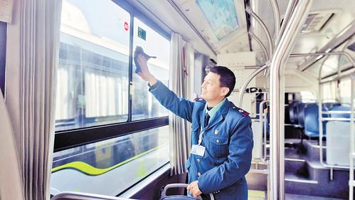 近日，公交車駕駛員陳志利在清潔車廂。