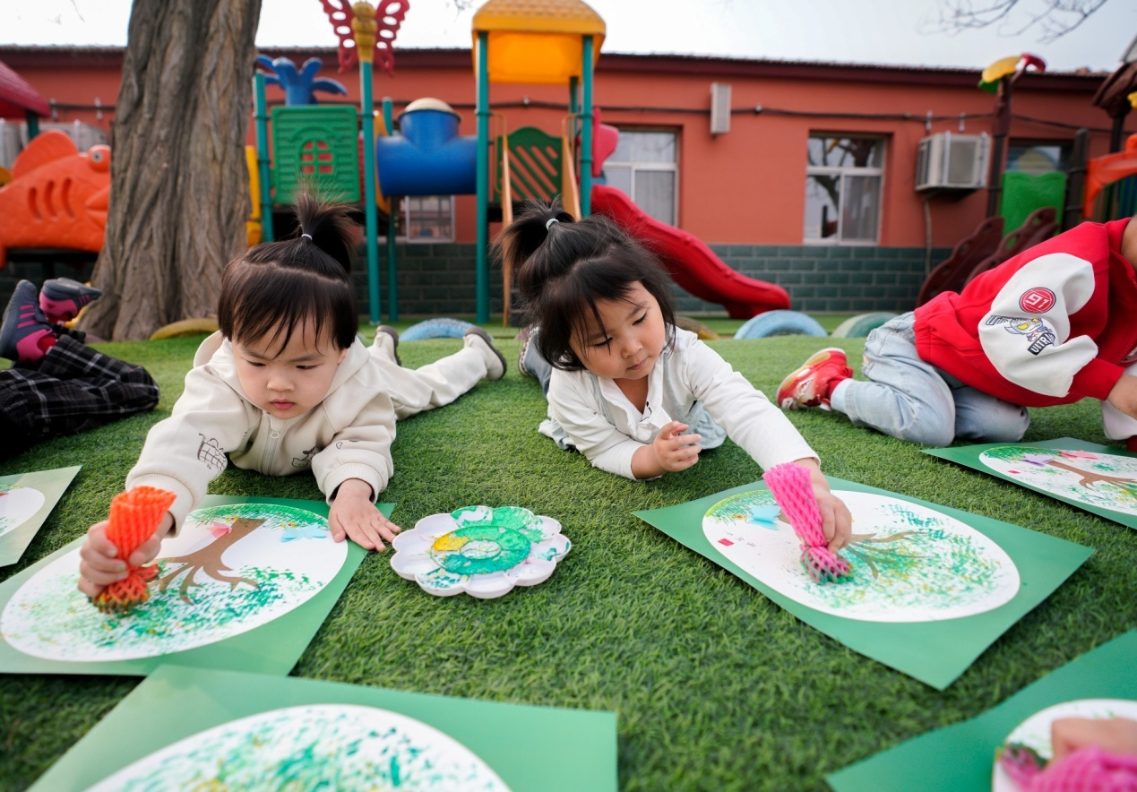 3月11日，黃驊市第一幼兒園在創(chuàng)作綠色主題繪畫。張國(guó)文攝