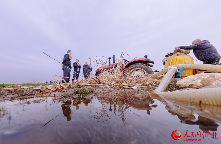 武安市北安樂鄉(xiāng)迂城村農(nóng)民正在添加農(nóng)藥。人民網(wǎng)記者 楊文娟攝