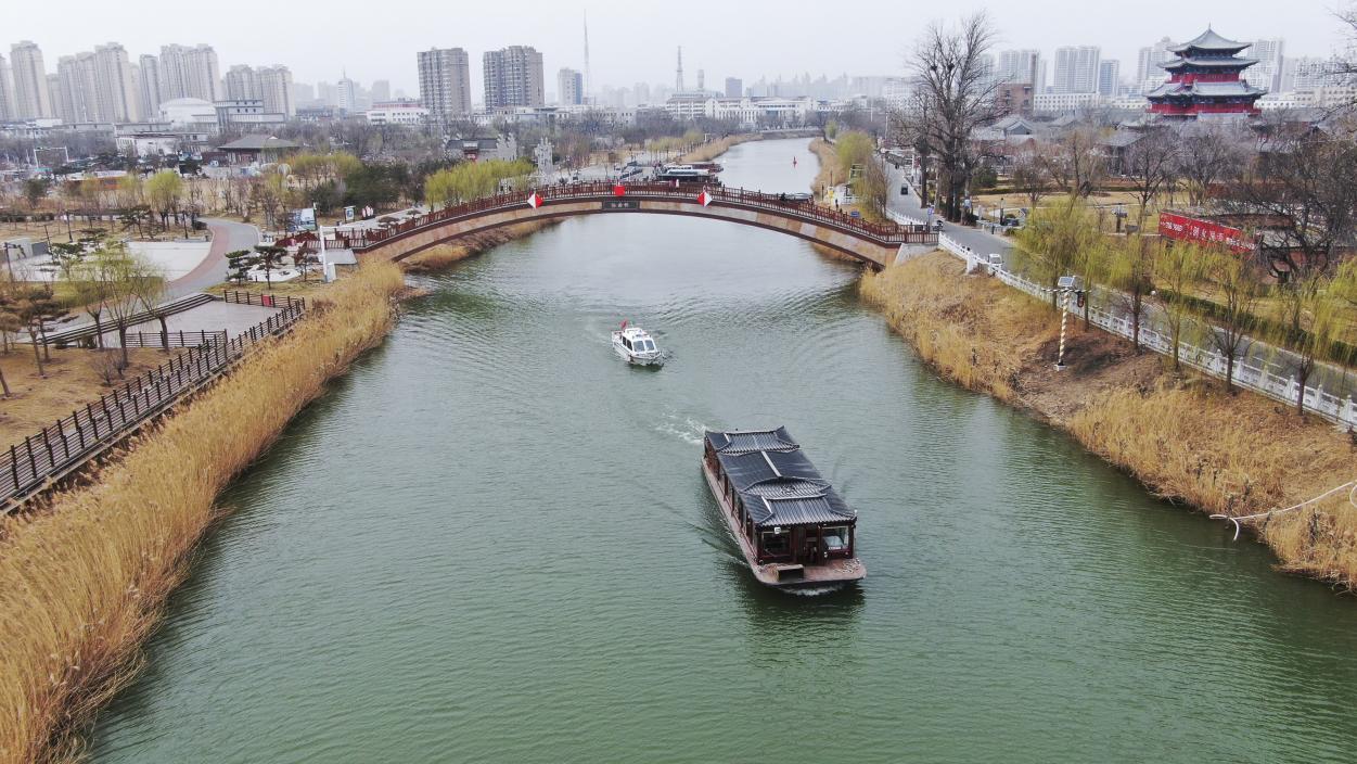 滄州市交通運輸綜合行政執(zhí)法支隊執(zhí)法船進行水上執(zhí)法巡航。 劉文杰攝